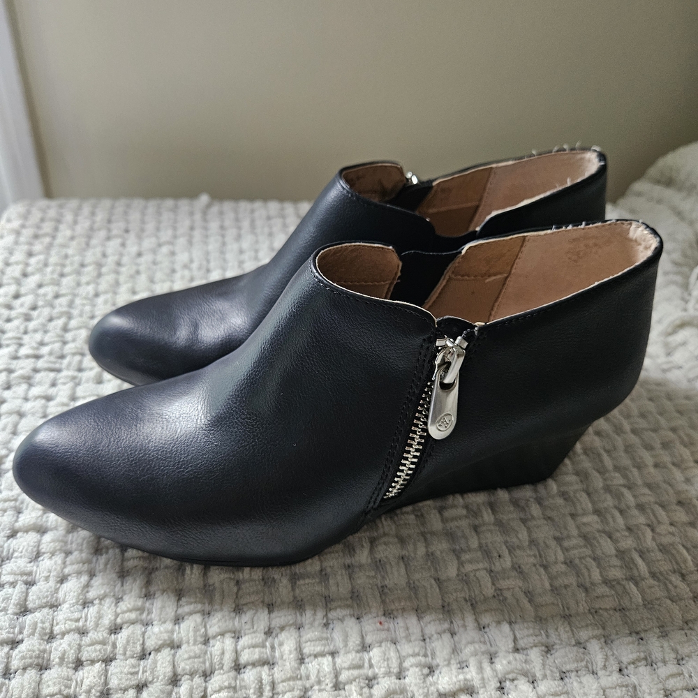 Adrienne Vittadini Black Wedge Heels